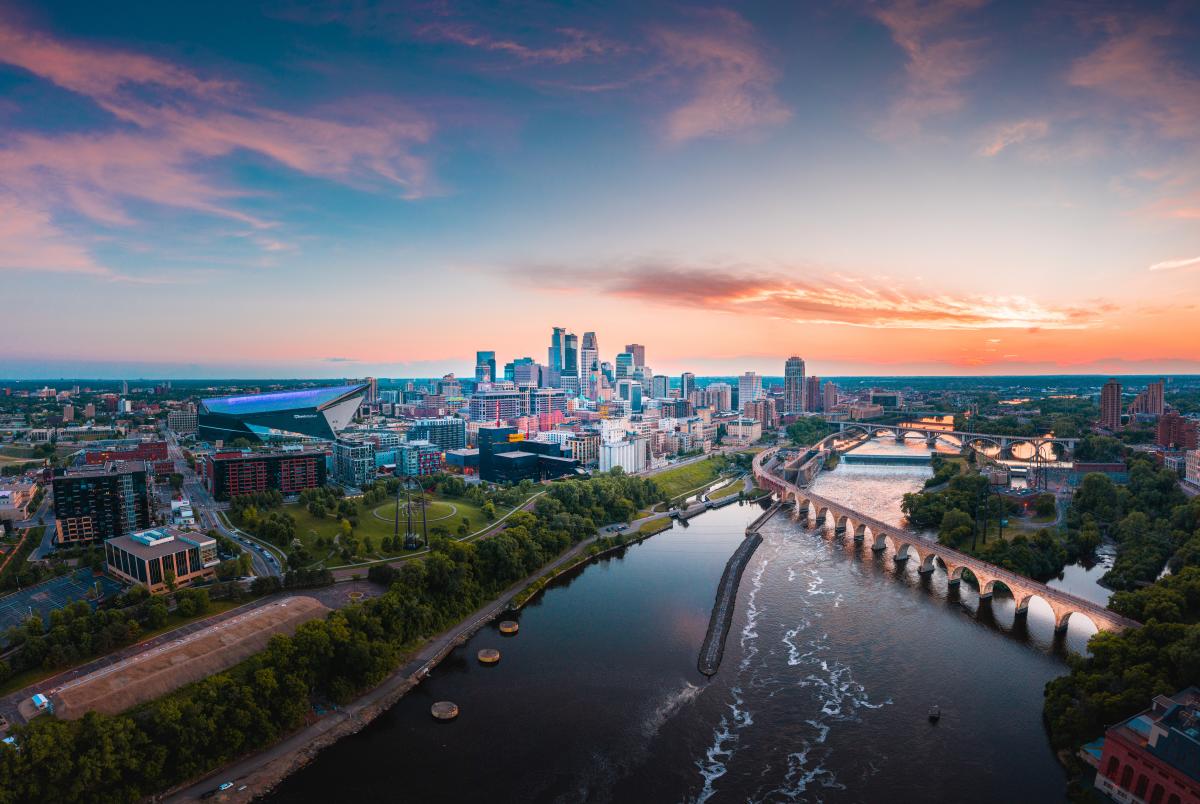 Catch Des Moines - Meet Minneapolis City Skyline