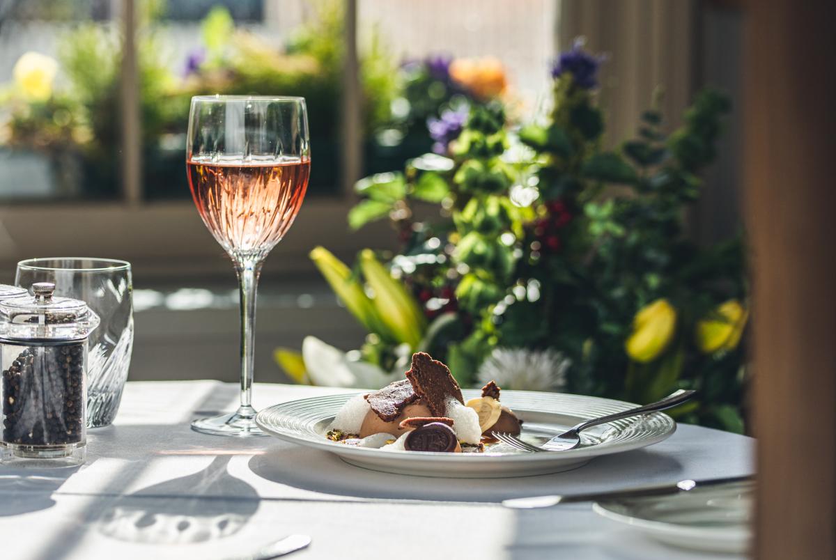 Glass or champagne paired with a dessert, fine dining at Ennios