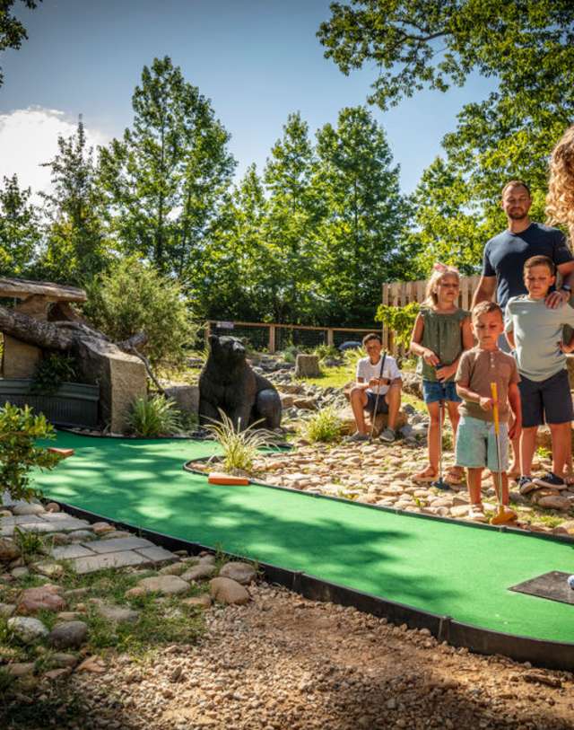 Family playing putt-putt at Tiger World