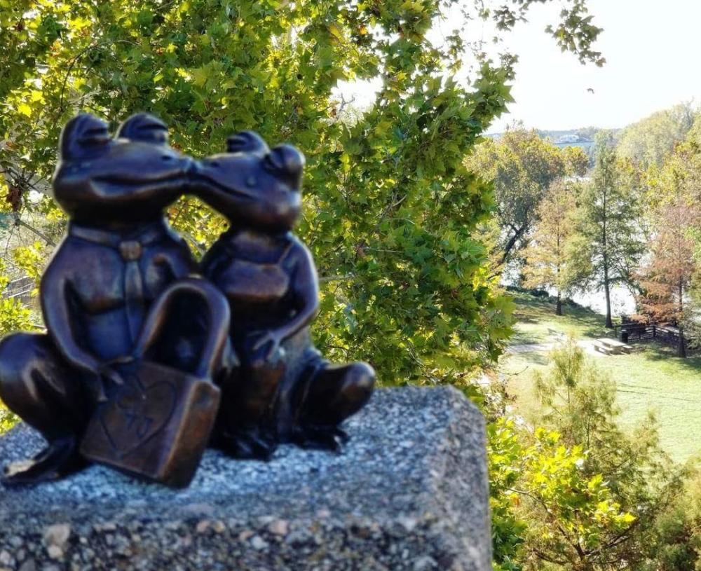 Toadally Kissing Toad Statue in Bastrop Texas