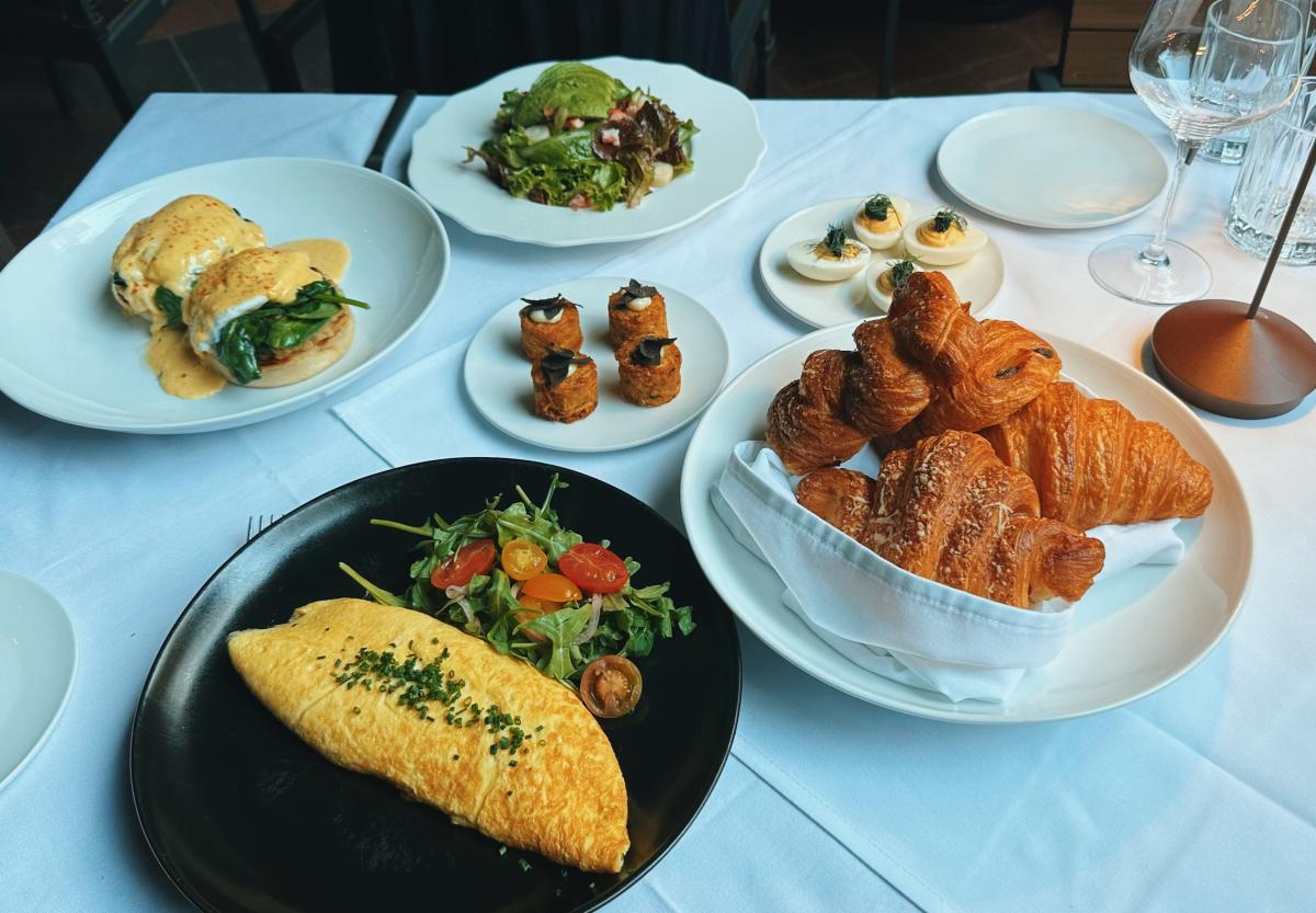 Dakota's Steakhouse Easter Brunch