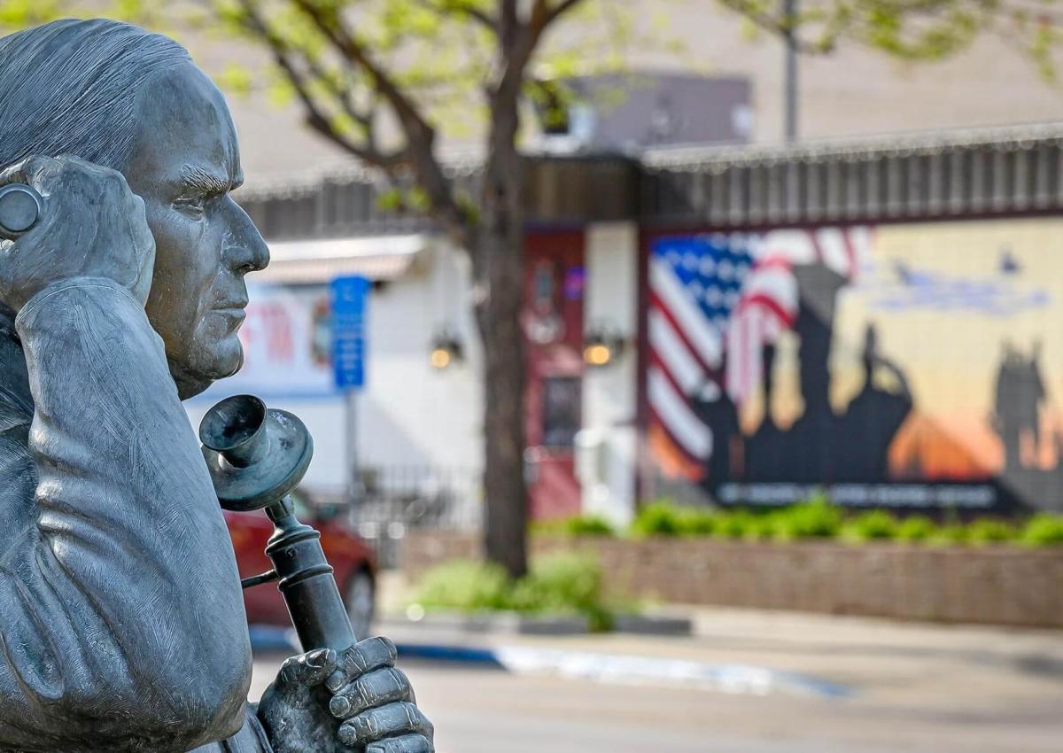 city of presidents statue with veterans mural in background in rapid city, south dakota
