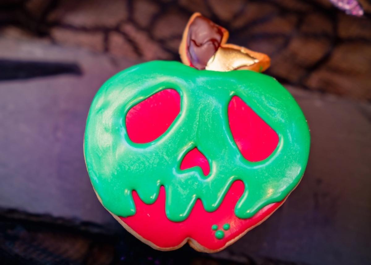 Image of a cookie decorated to look like a poison apple.