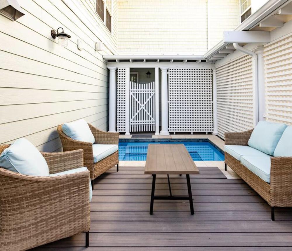 Inn at Old Beach Hot Tub and Outdoor Area