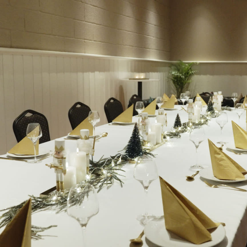Hvite duker og dekket til julebord hos Sarpsborg Bowling. Foto.