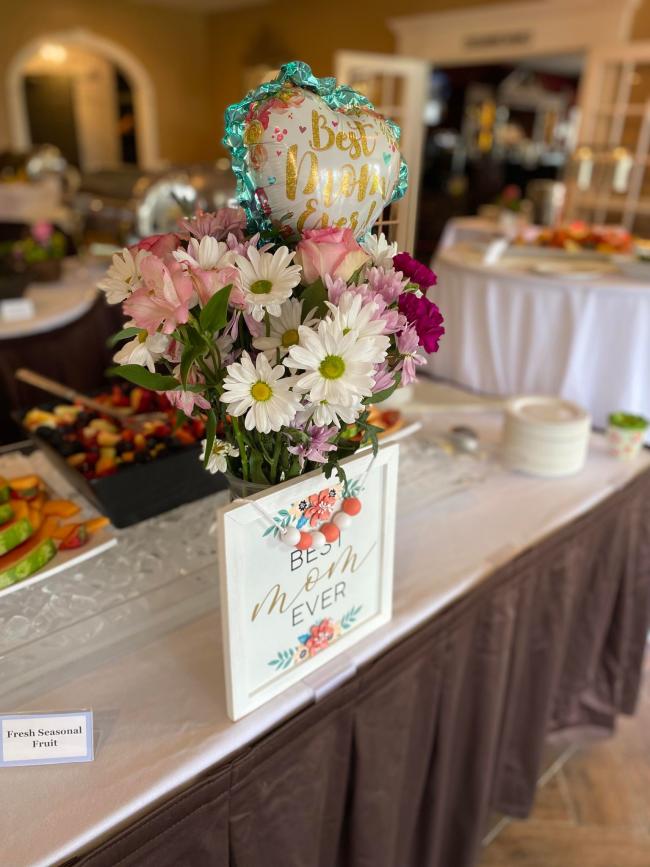 White Mountain Hotel & Resort (Mother's Day brunch display with flowers and balloon)
