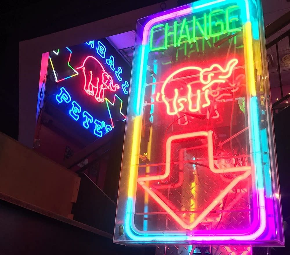 Pinbal Pete's neon signs