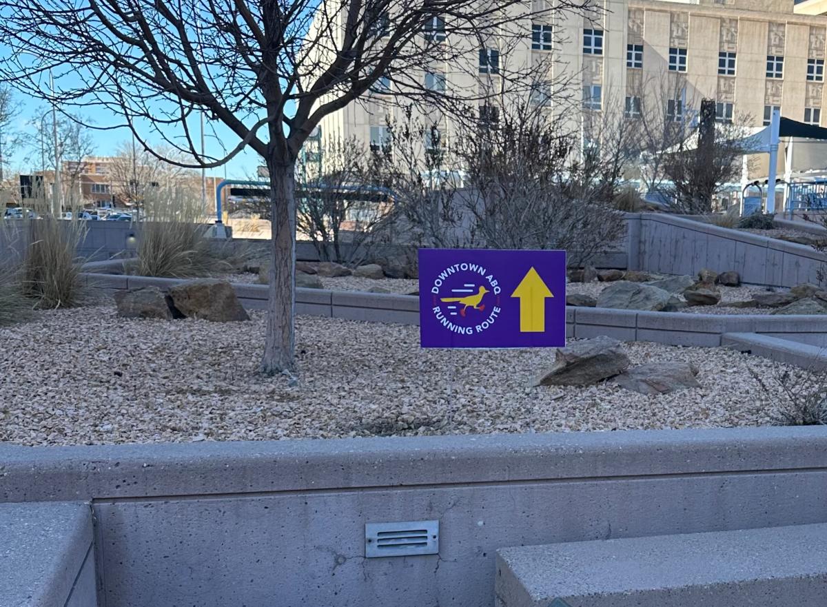 one of the signs directing people on the Downtown Running Route.