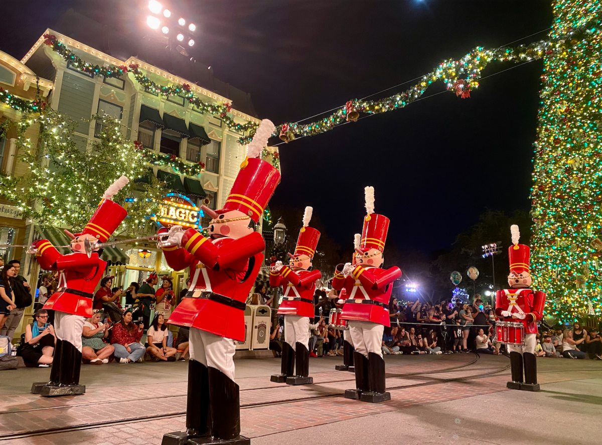 VIDEO) Holiday Decorations Return to South Coast Plaza for 2021, Yellow  Productions