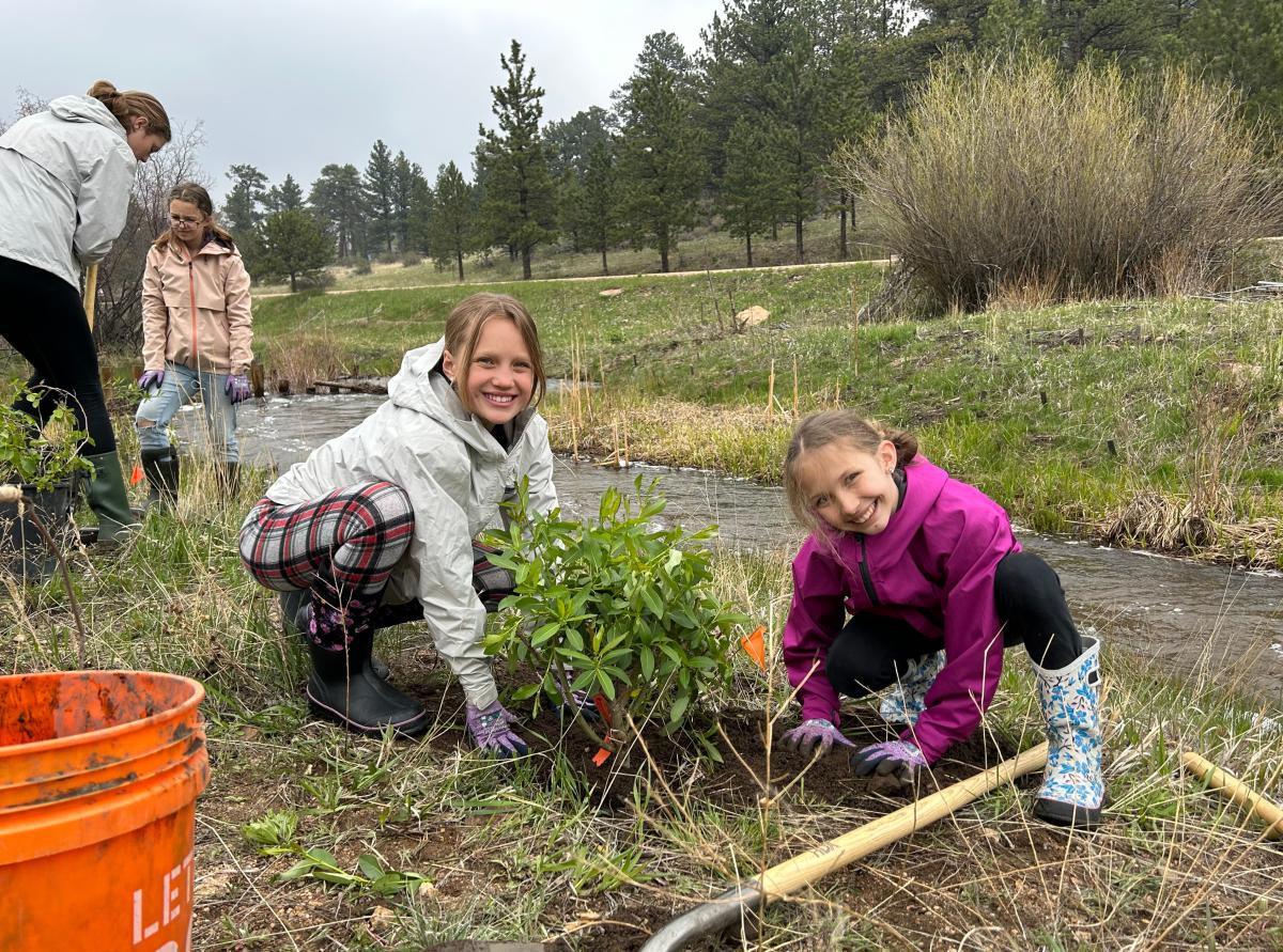estes park middle school environmental resilience team performing service work along fish creek