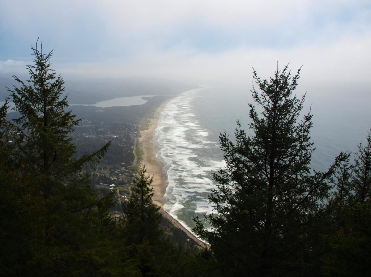 A view of the Oregon coast line from Neahkahnie Mountain