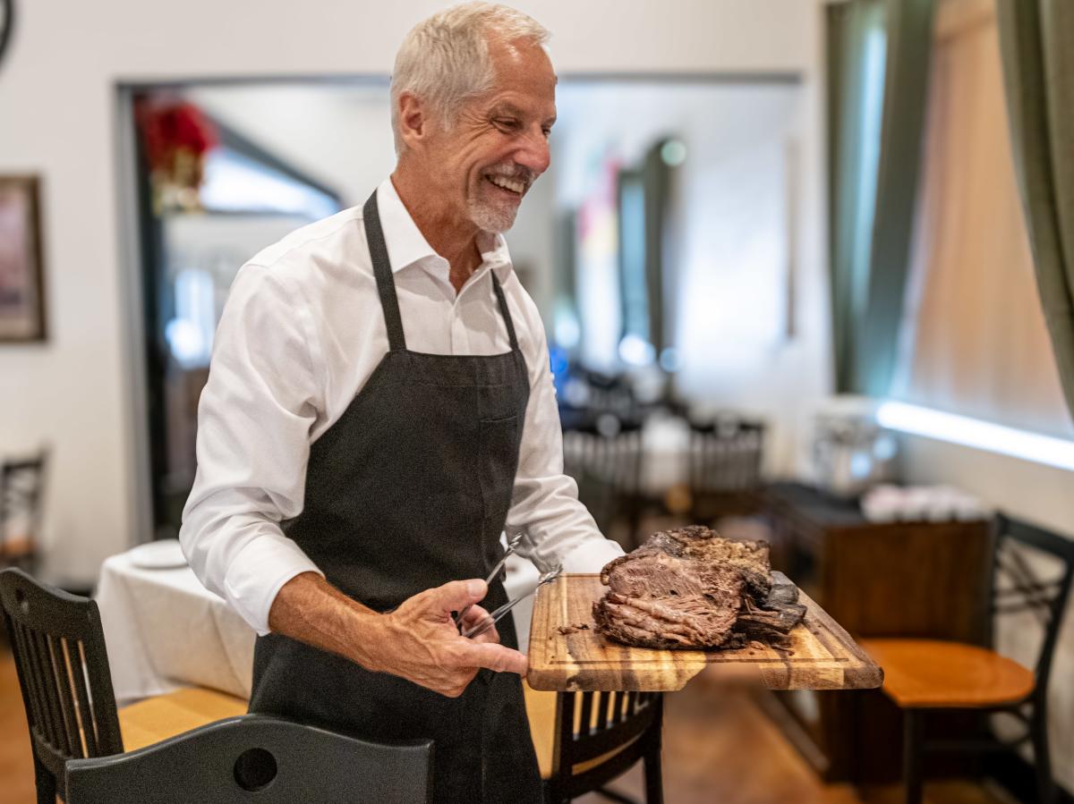 Server at Espadas De Brazil
