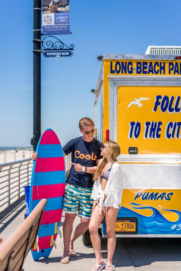 Long-Beach surf couple