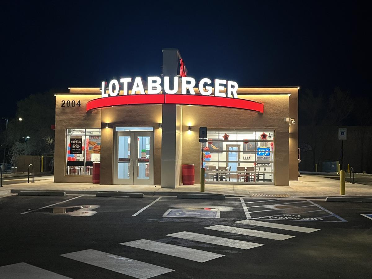 The exterior of a Blake's Lotaburger at night.