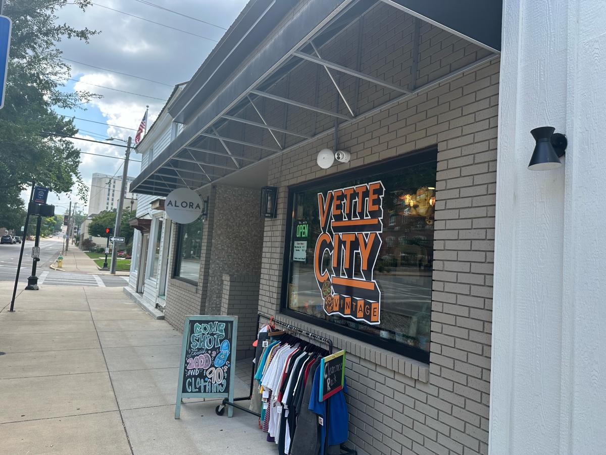 The exterior of vintage clothing store Vette City Vintage, located in Bowling Green, KY.