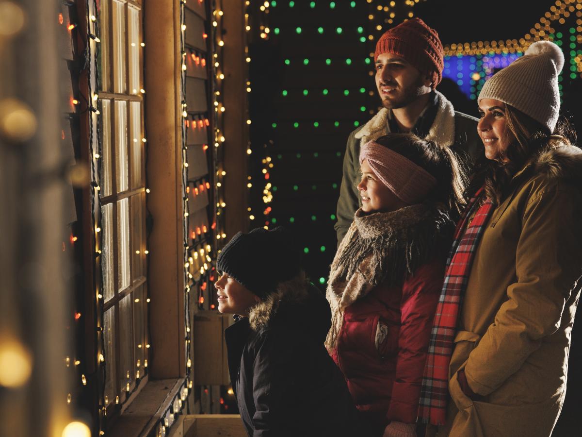 Family_Silver_Dollar_City_SDC_Christmas