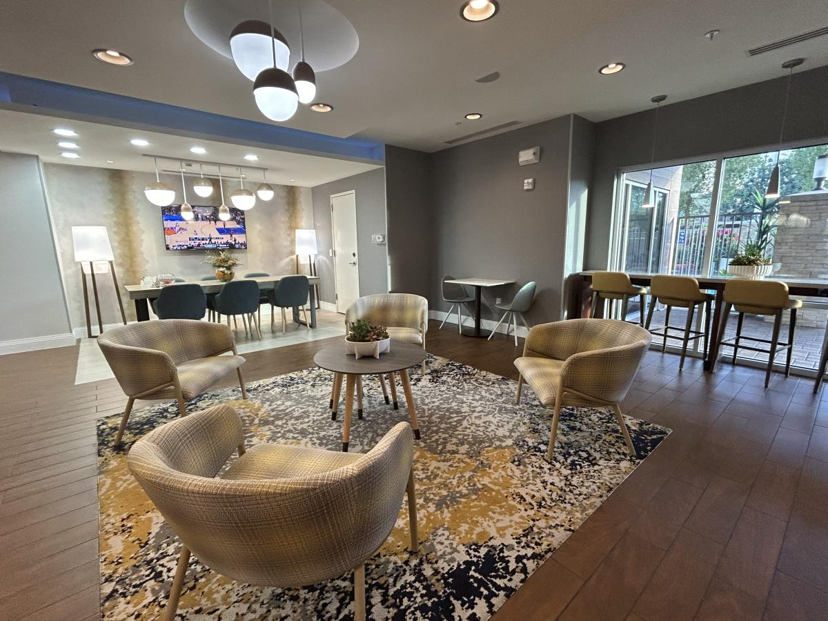 modern lobby of the TownePlace Suites by Marriott Phoenix Chandler/Fashion Center with various seating arrangements