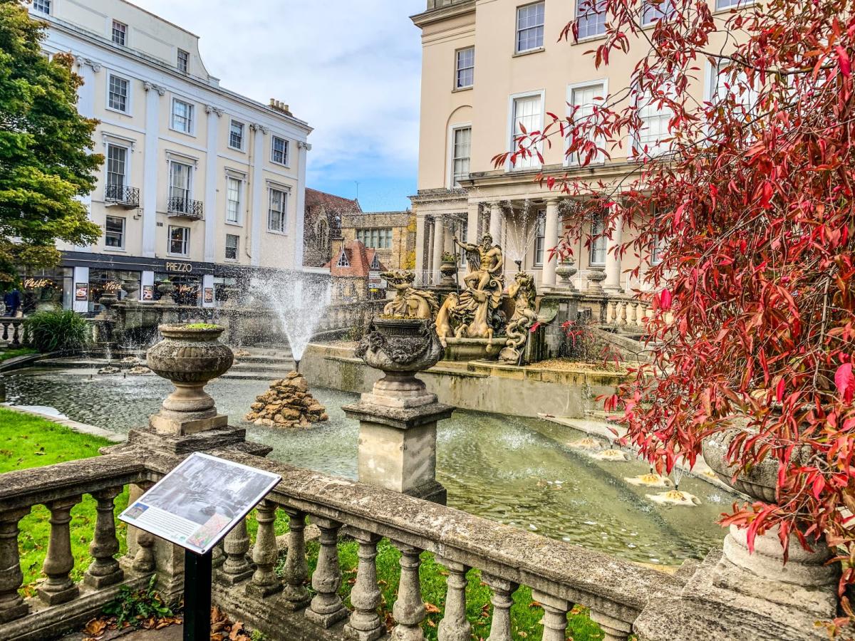 View of Neptune's water fountain in Cheltenham