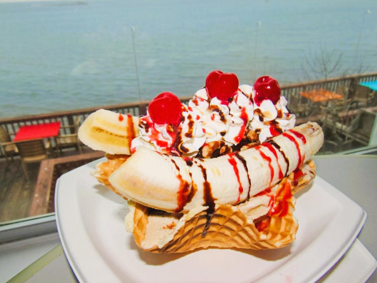 DTN - HI - Restaurants - Snoopy's Pier - Scoopy's