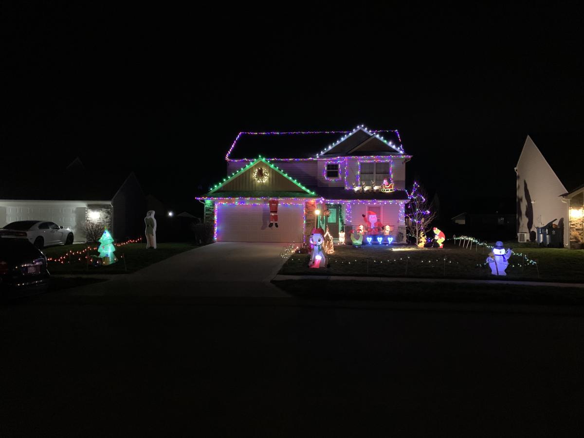 vánoční světla se zobrazují na adrese 15438 Towne Gardens Ct. ve Fort Wayne, Indiana