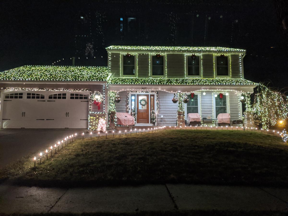 4627 Weatherside Run karácsonyi fények megjelenítése Fort Wayne-ben, Indiana