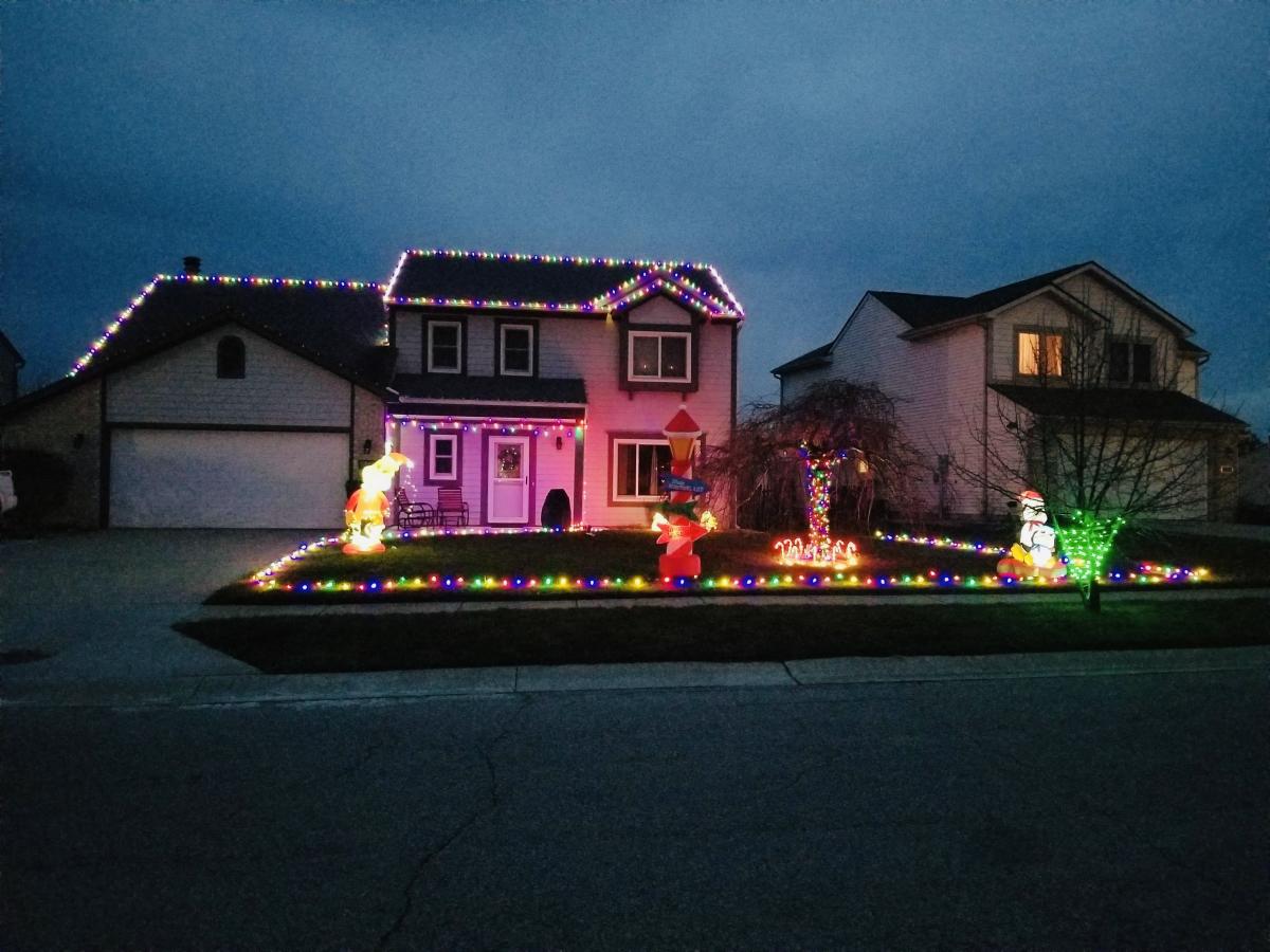 8715 Exhibición de luces navideñas de Hemford Drive en Fort Wayne, Indiana