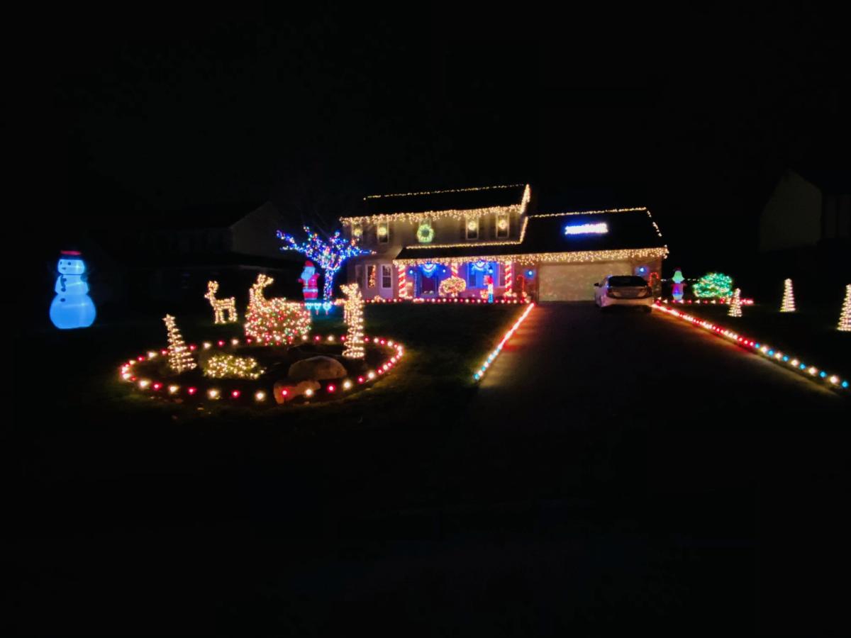 Exhibición de luces de Navidad en 8011 N. Arlington Park Blvd. en Fort Wayne, Indiana