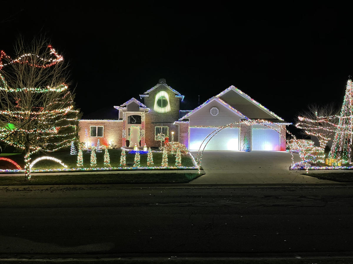 インディアナ州フォートウェインの12215Bufflehead Runで最高のクリスマスライトが表示されます