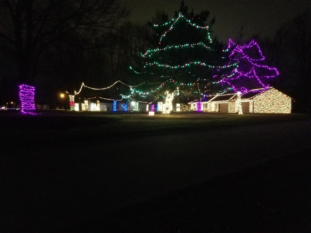  luminile de Crăciun sunt afișate la 13009 LEO RD. în Fort Wayne, Indiana