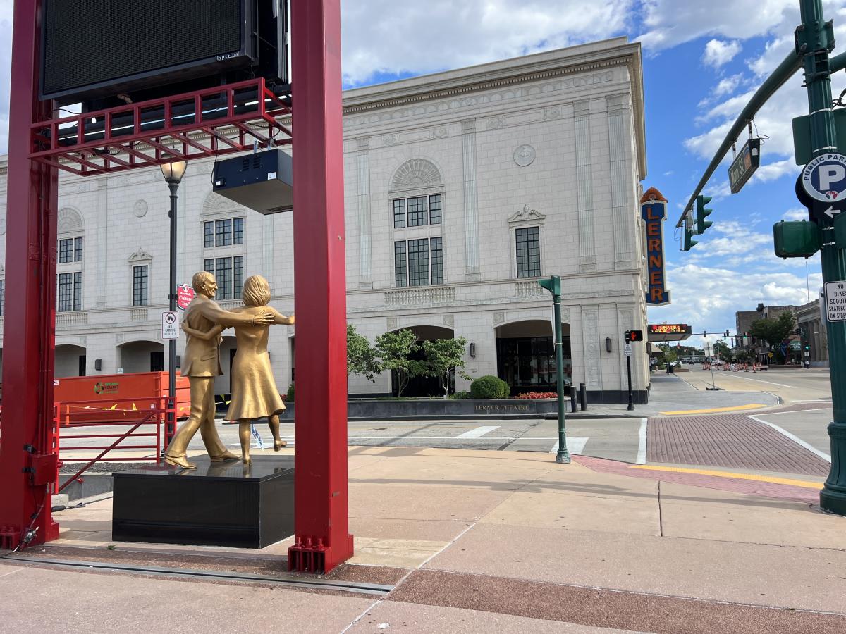 Hotel Elkhart - exterior with statue