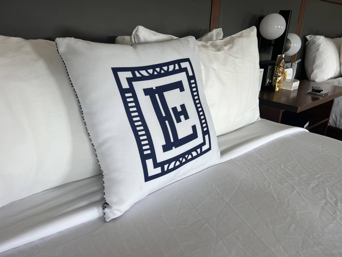 Hotel Elkhart Log on bed