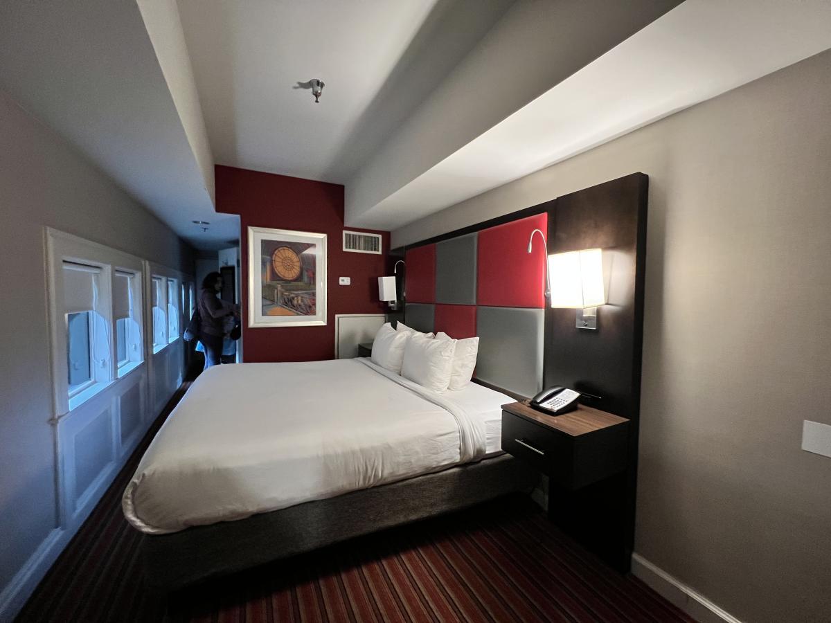 Train Car Rooms Crowne Plaza Indianapolis - bed area