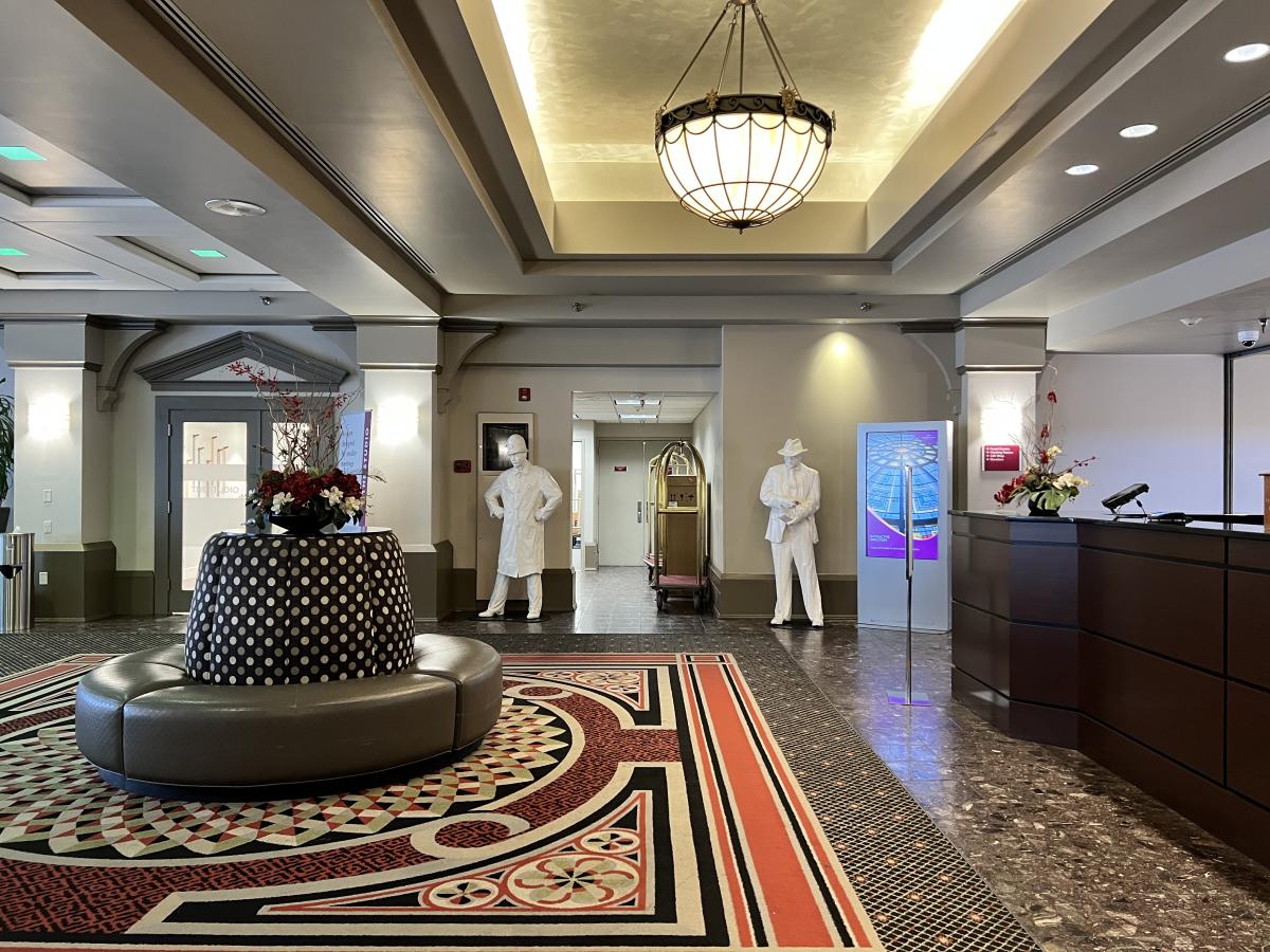 Train Car Rooms Crowne Plaza Indianapolis - hotel lobby