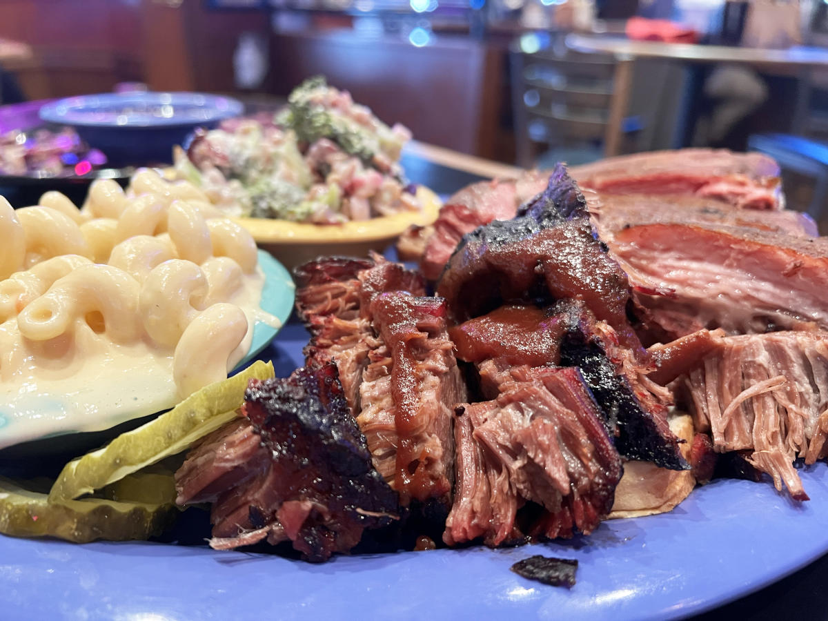 Meat and side platter at Biggs BBQ