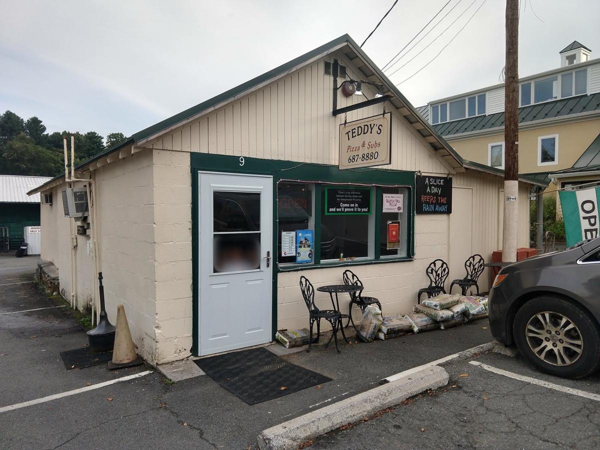 Outdoor view of Teddy's Pizza on Federal Street in Middleburg, Virginia