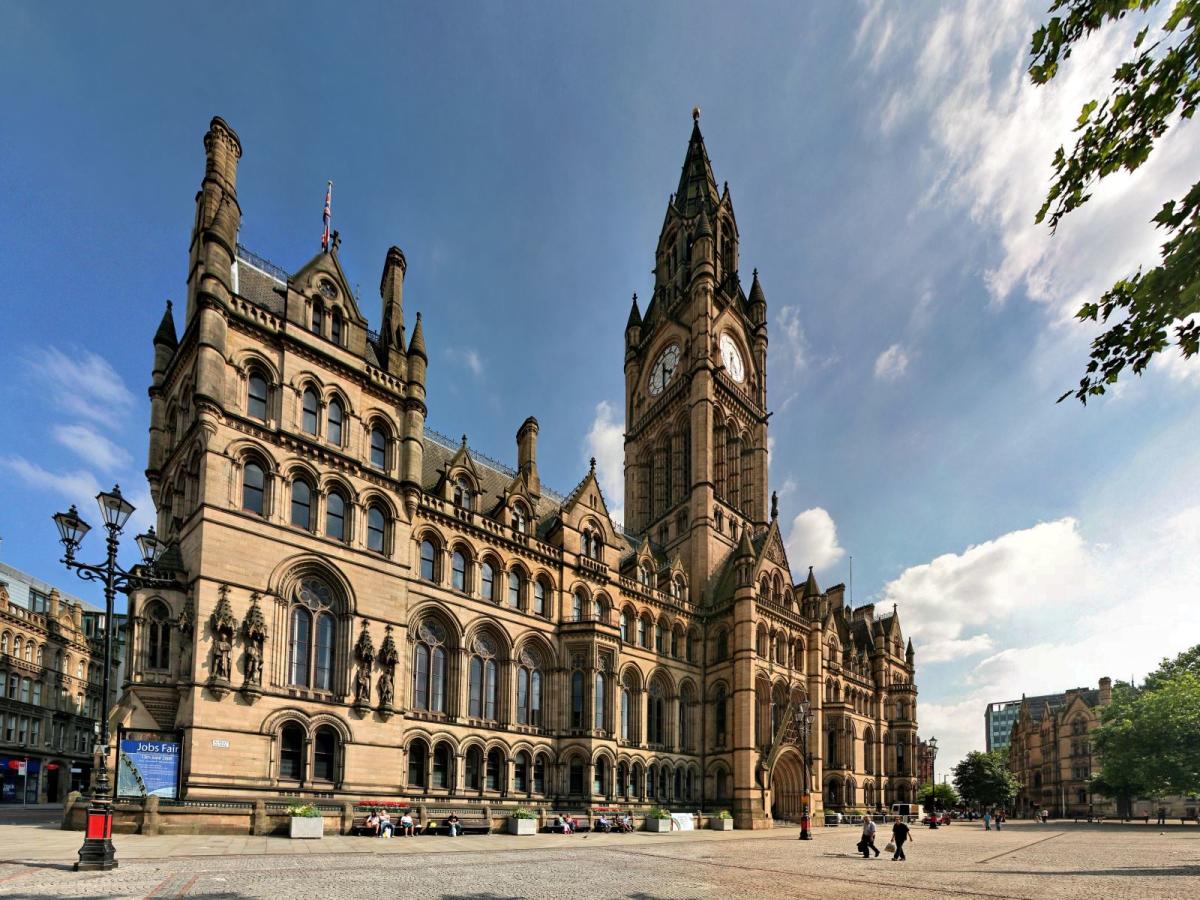 Manchester Town Hall, before refurbishment works began. Juliux (CC BY-SA 3.0).