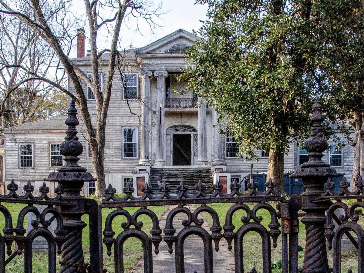 Front Exterior View of the Rockwell House Before Renovation