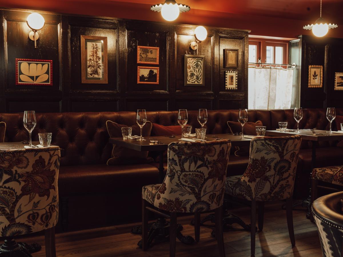 The White Hart - Pub tables set up for dinner