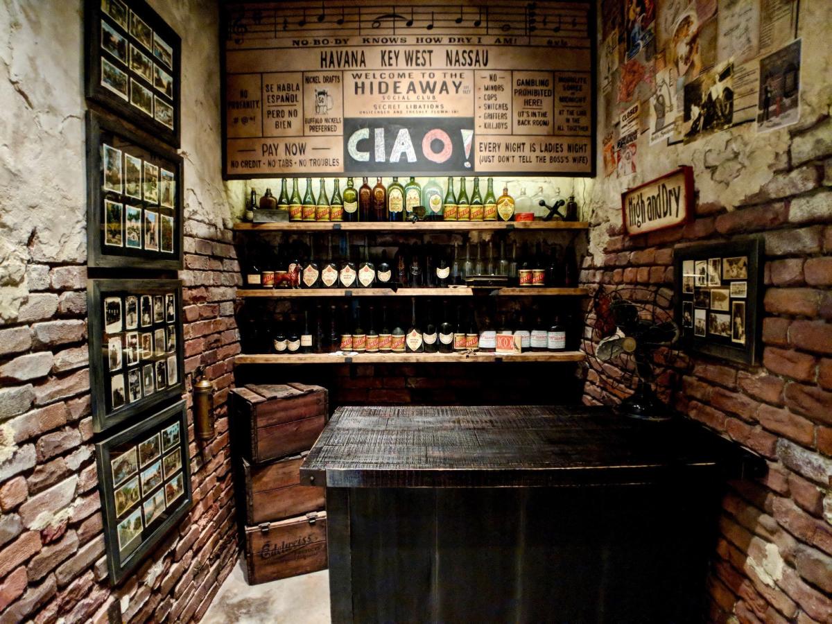 Enzo's Hideaway Tunnel Bar & Restaurant in Orlando