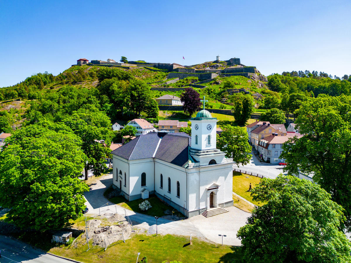 Immanuels kirke i forkant av Fredriksten Festning i Halden, langs Borgleden.
