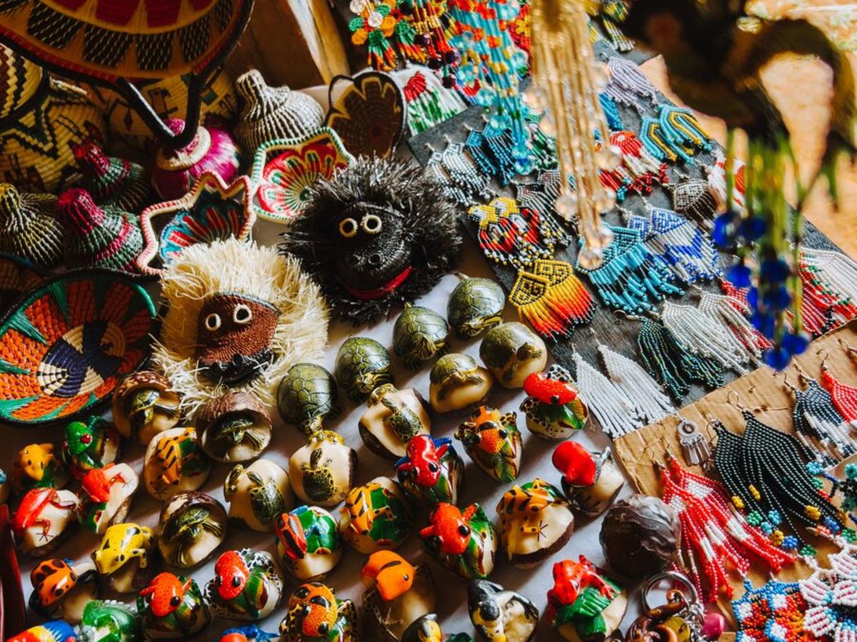 Artesanato Emberá-Wounaan com figuras entalhadas e bijuteria tradicional