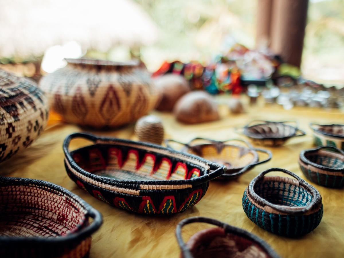 Artesanato Emberá-Wounaan, como cestas tecidas à mão com fibras naturais