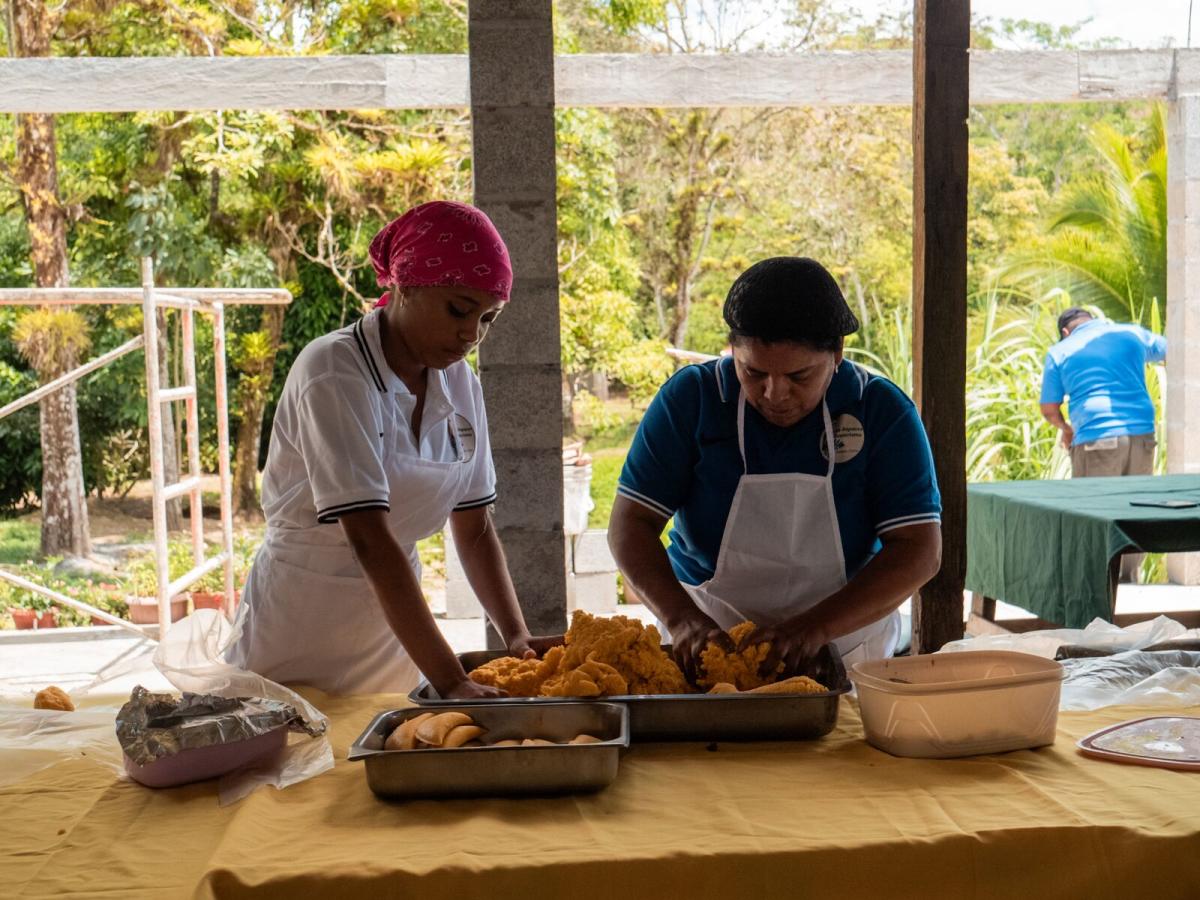 Making traditional dishes, Achiote, Colón Province, Panamá