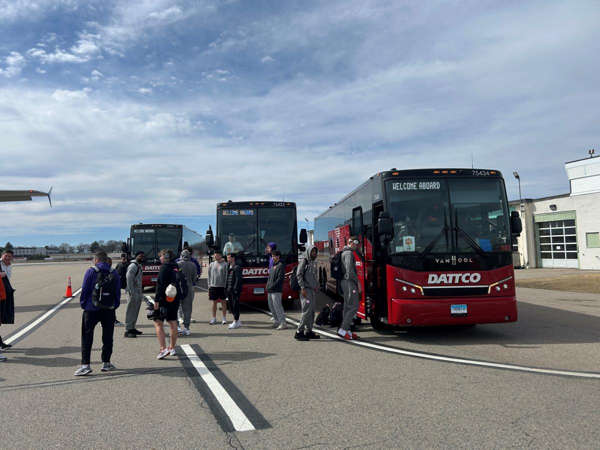 NCAA basketball team arrivals