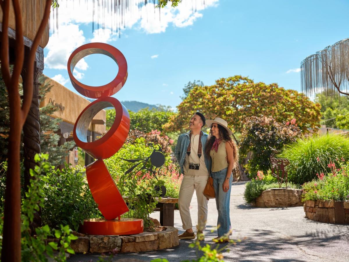 Couple on Canyon Road