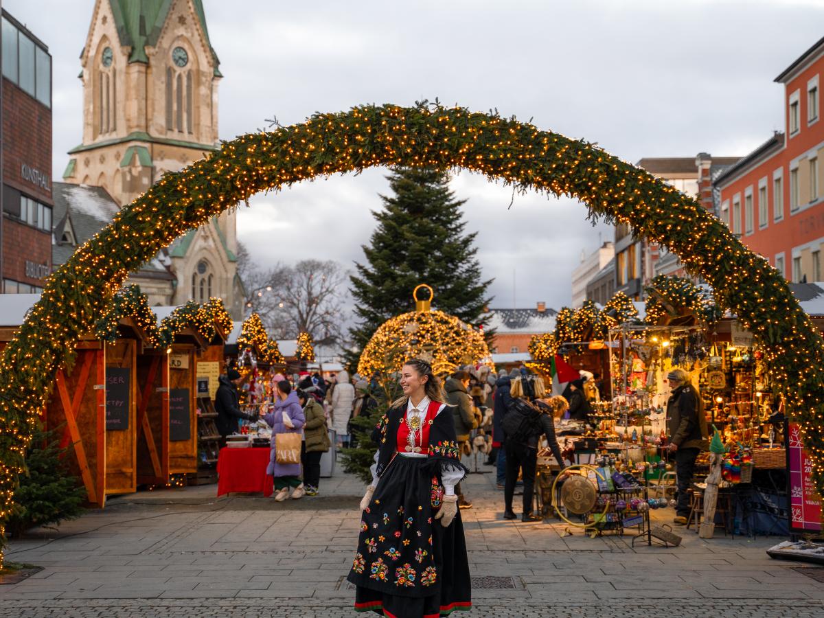 Kvinne i bunad på julemarked i Kristiansand