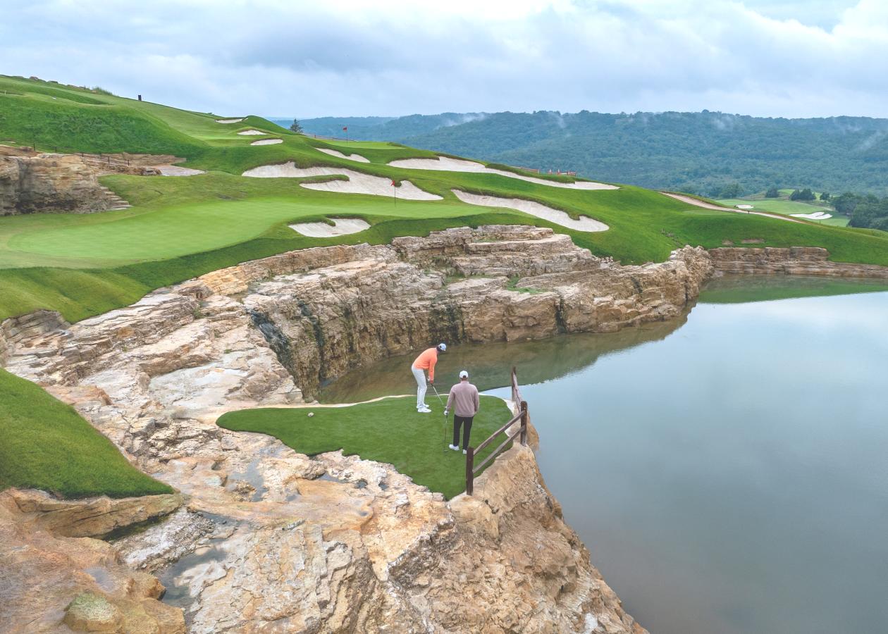 Cliffhangers Golf hole 10