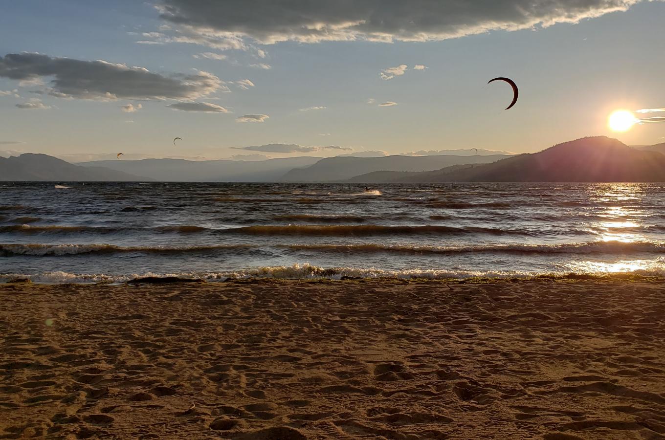 Rotary Beach Park - Kite Surfers