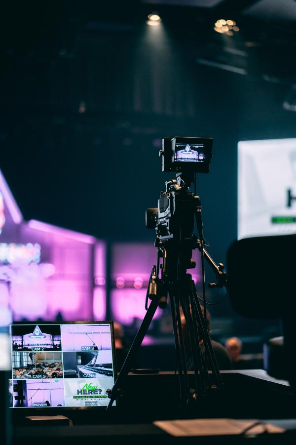 Hybrid-Event-set-up-camera-on-tripod-photo-by-joshua-hanson-unsplash