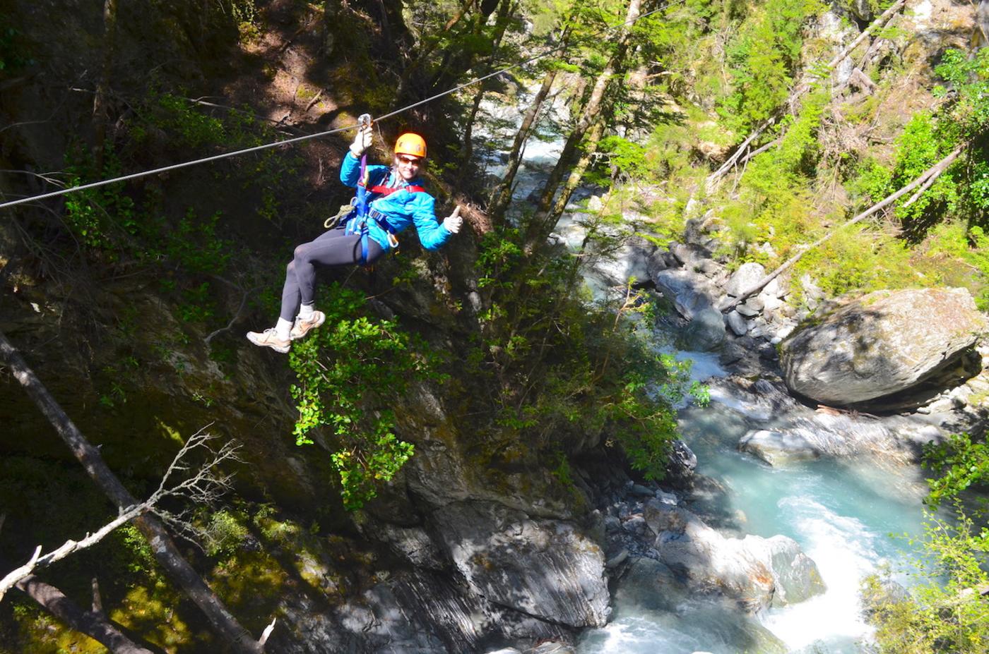 Lady ziplining în Glenorchy